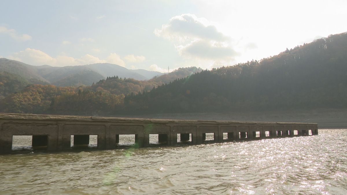 【ダム湖で眠る遺構現る】　岩手・西和賀町の錦秋湖で10年に1度の水位低下　遺構見学会に全国からファン集う