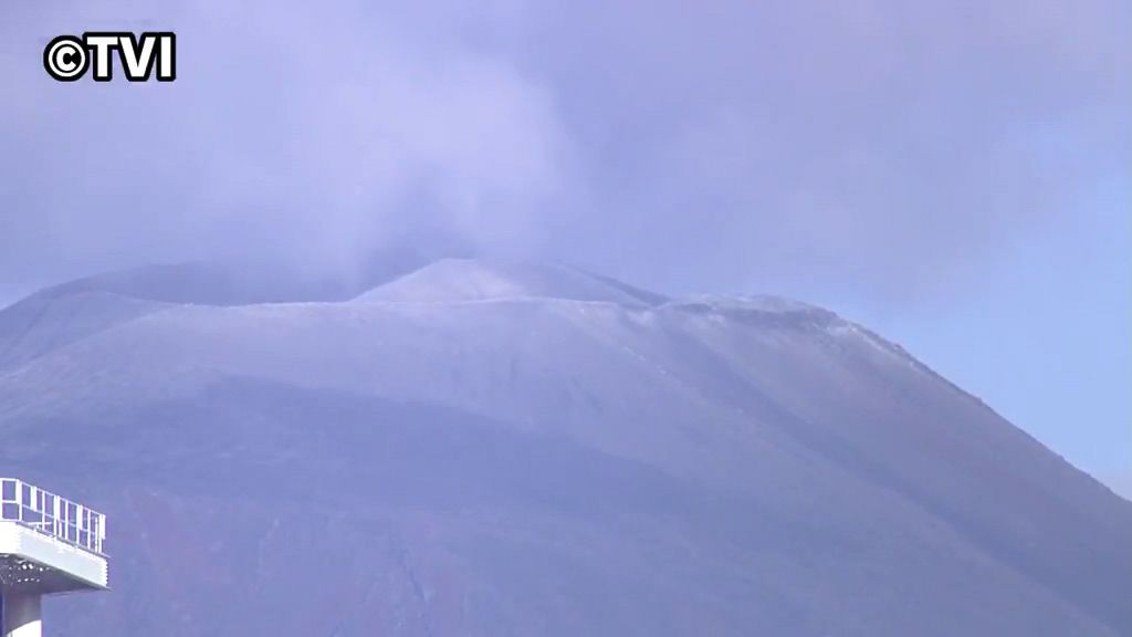 岩手山初冠雪　平年より7日遅く、去年より3日遅い　うっすら雪化粧