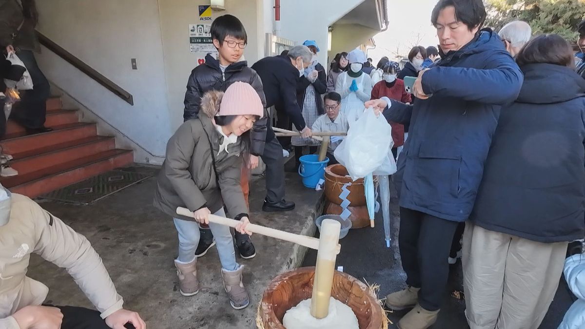 【三世代交流】新春恒例の餅つき大会　子どもからお年寄りまで力合わせて