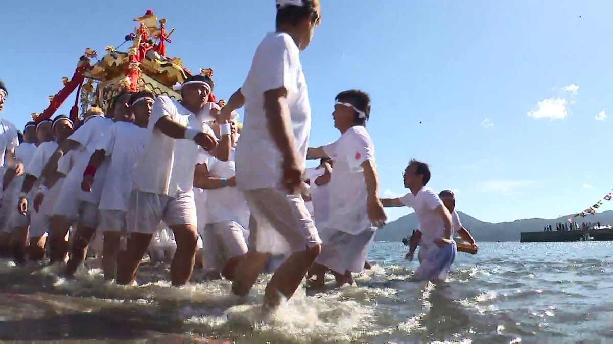 【御輿が海へ】山田祭り開催　岩手県山田町