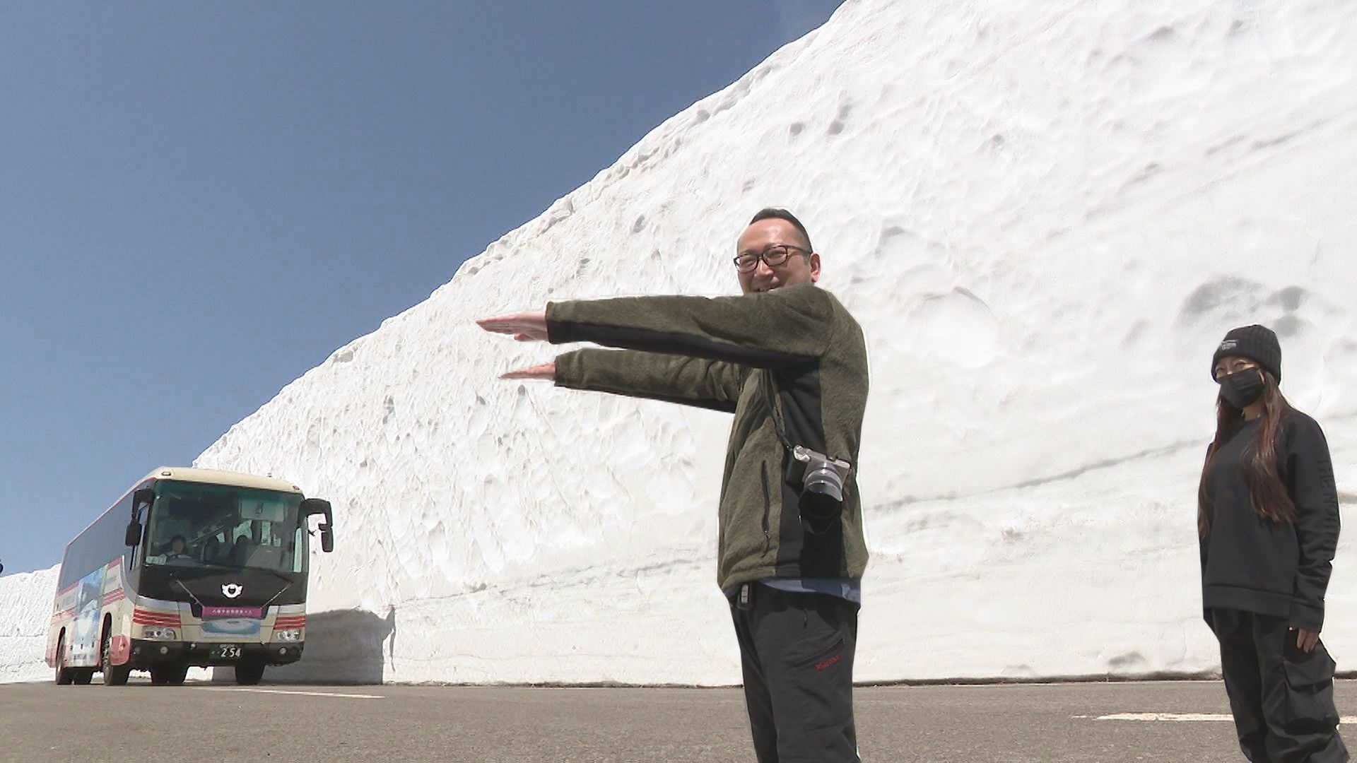【迫力満点！約７ｍの雪の回廊】八幡平アスピーテライン冬季閉鎖から約５か月ぶりに開通　岩手県