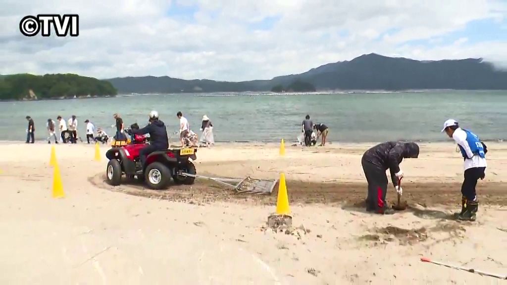 清掃用オフロード車を使いスピーディーに砂浜をきれいに 山田町の海水浴場