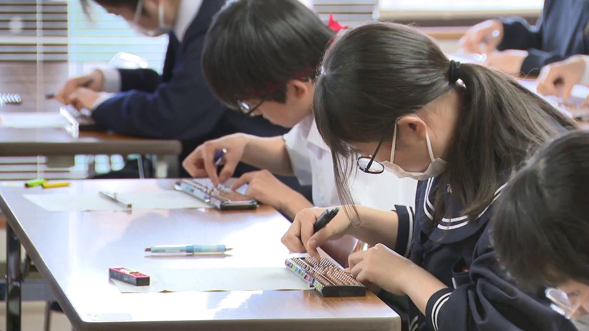 そろばんと暗算の県NO.1は誰に？　盛岡市で県名人位決定戦