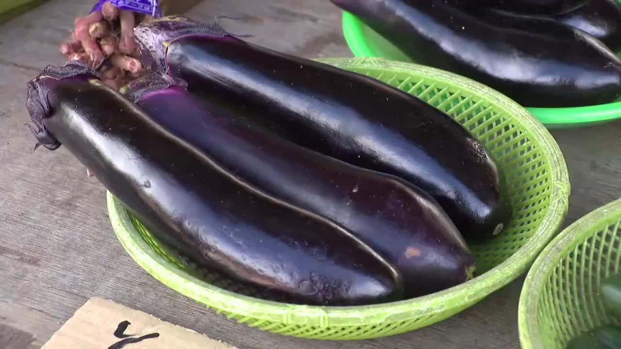 【市民の台所にぎわう】精霊馬に使うキュウリや精霊牛に使うナスが店に並ぶ