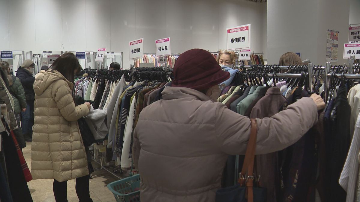 【初日から行列】福祉バンク大市始まる　掘り出し物求めて大にぎわい　市民から寄付された品々を格安で販売