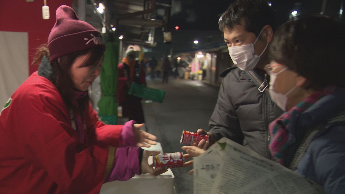 【盛岡市民の台所】盛岡神子田朝市の初売りにぎわう　野菜と果物の袋詰めが人気