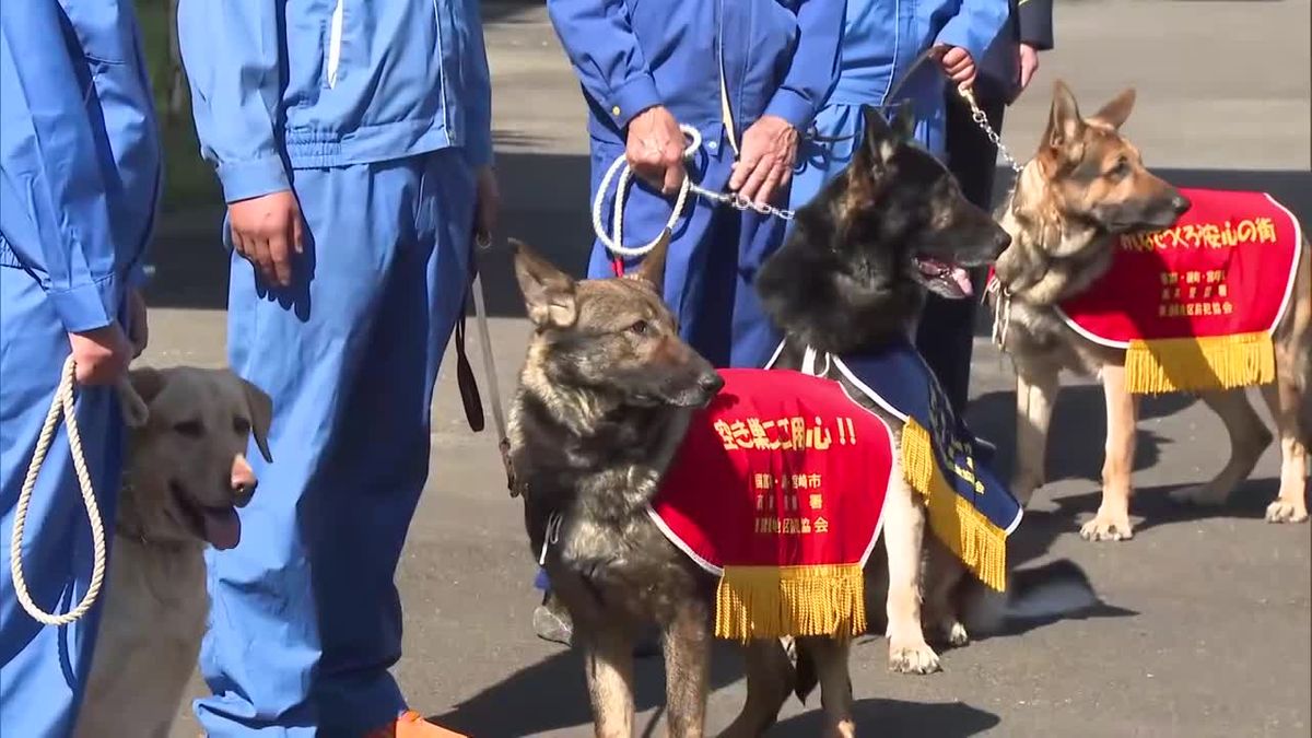 「鼻の警察官」犯罪捜査などに協力　警察犬に嘱託書を交付