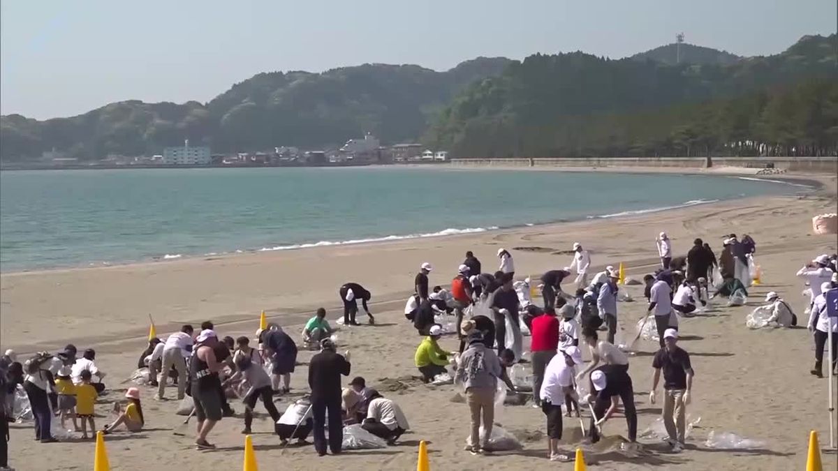 「素足で歩ける砂浜を次世代に」海水浴場でビーチクリーン活動