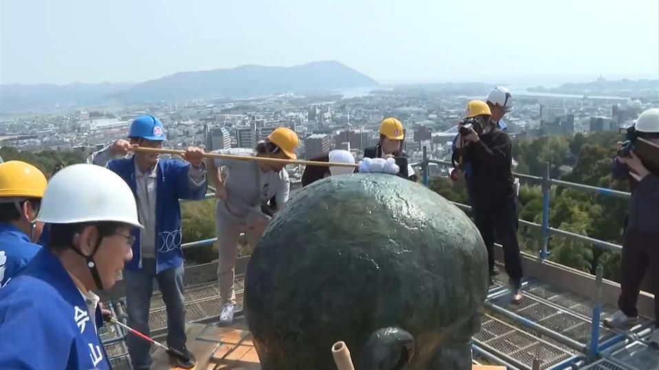国内有数の弘法大師像が「大沐浴」震災からの復興や世界平和を祈願する九州三大春祭り「お大師さん」を前に1年間の汚れを落とす