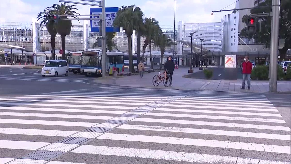 深夜の横断歩道で歩行者が乗用車にはねられ死亡　街灯などで明るい宮崎駅前で発生