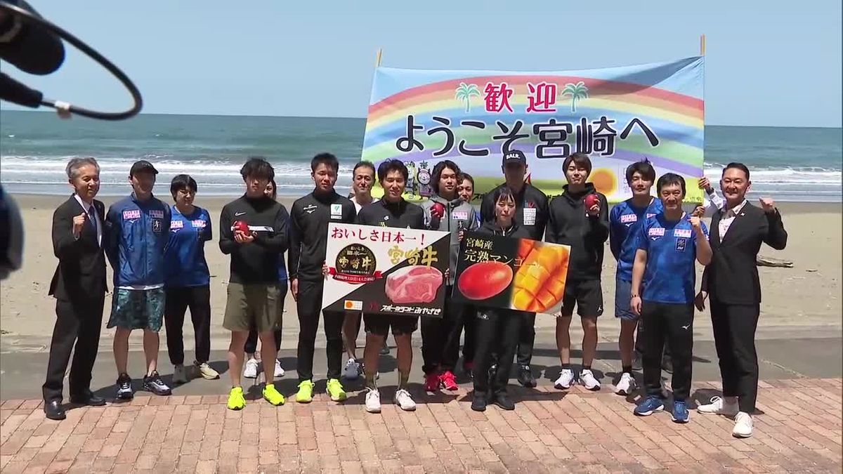 宮崎市で強化合宿中のスピードスケートナショナルチームに宮崎牛と完熟マンゴーを贈呈