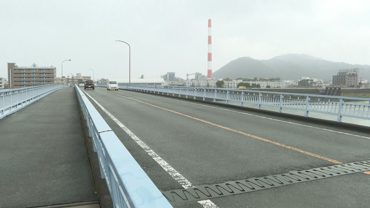 橋の上で軽乗用車にはねられ　20代男性が重体