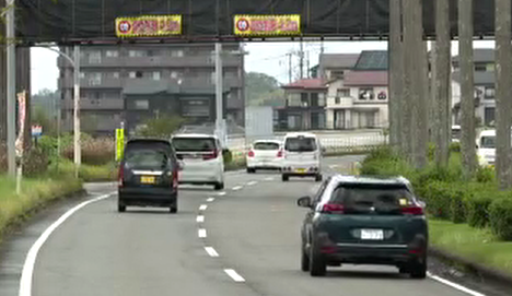 宮崎市の国道で走行する車のボンネットから10代男性が転落　意識不明