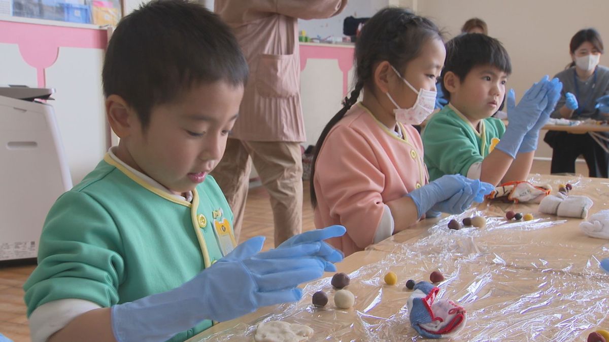 家族に一足早いクリスマスプレゼント　山形市の幼稚園児が和菓子作りに挑戦
