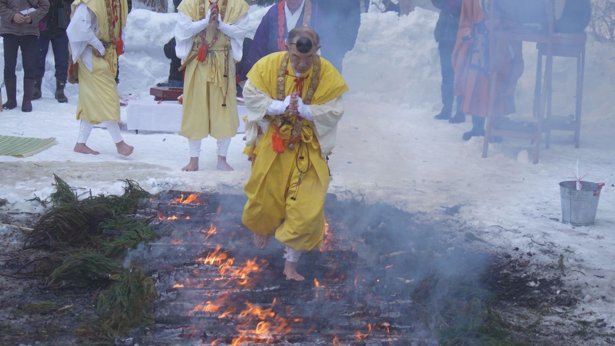 米沢市の笹野観音で毎年恒例の「十七堂祭」　60人が裸足で「火渡り」に挑戦