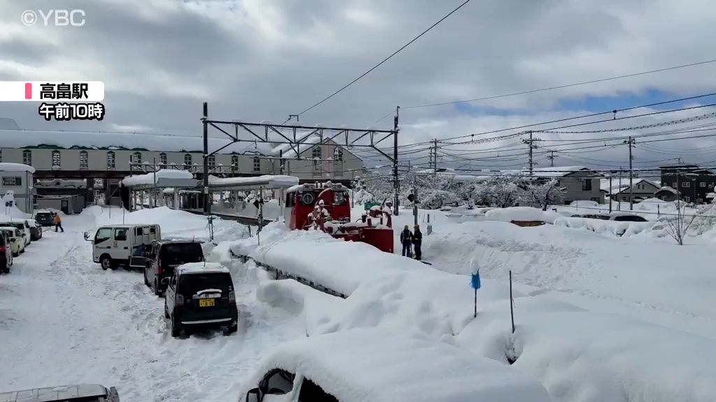 除雪用車両が雪の重みで脱輪　山形新幹線が新庄ー福島で8日終日運転見合わせ　山形県内大雪続く