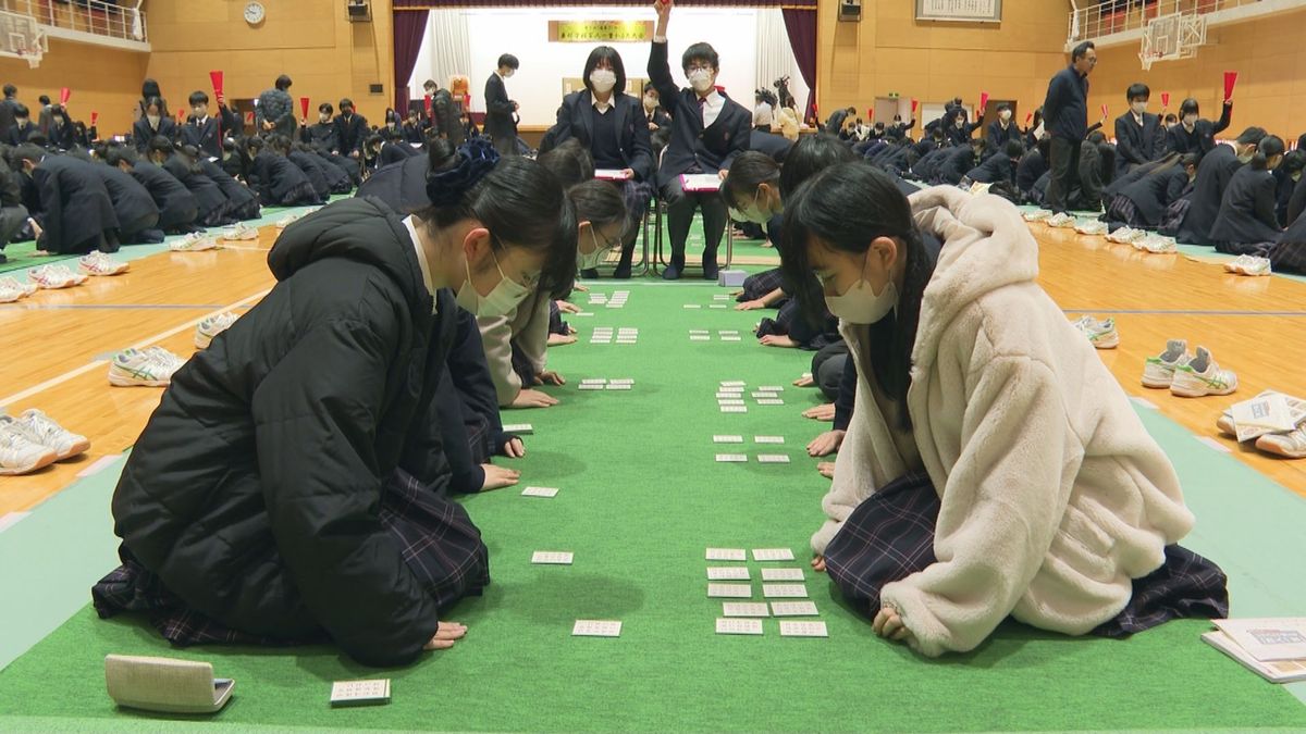 生徒たちが目と耳を研ぎ澄ませ　東根市の学校で伝統の「百人一首かるた大会」