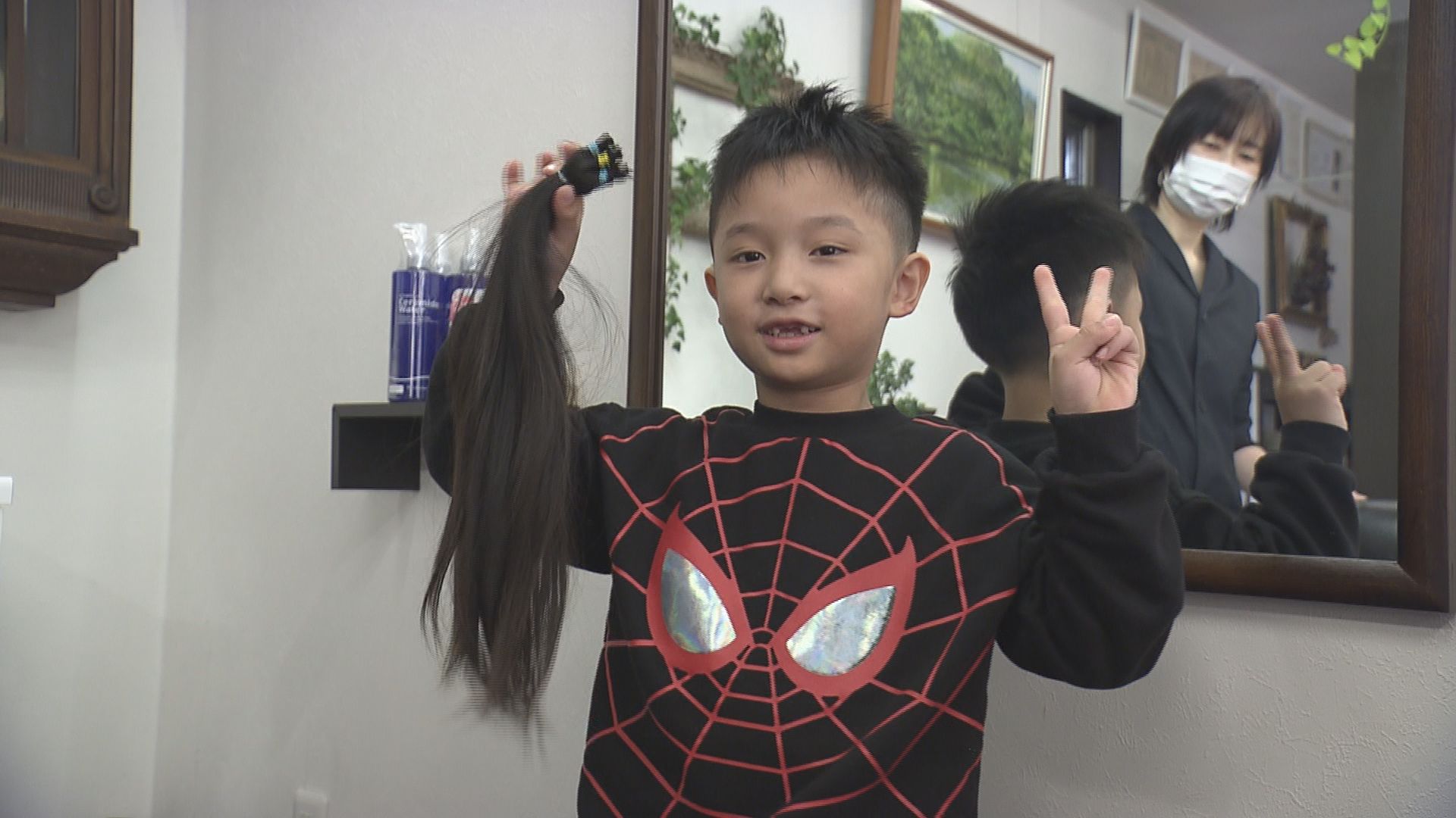 6歳の男の子が3年間伸ばした髪の毛を寄付 身近で亡くなった子がいたの