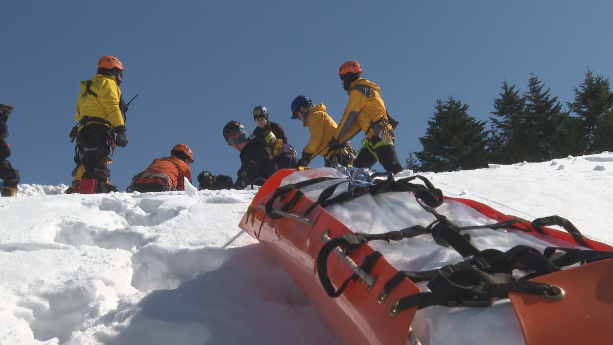 上山市で冬山を想定した救助訓練 雪崩遭難の迅速な救助へ警察消防山岳