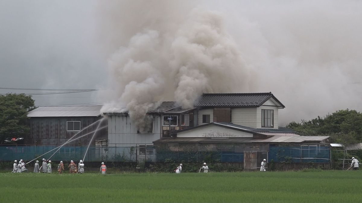 庄内町の住宅全焼火災　遺体は77歳の住人の男性　死因は焼死