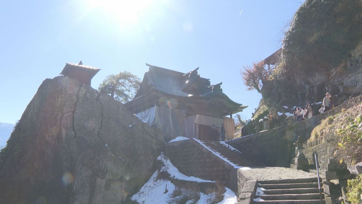 雪が少ない山形市の山寺　参道上りやすく外国人観光客らに好評