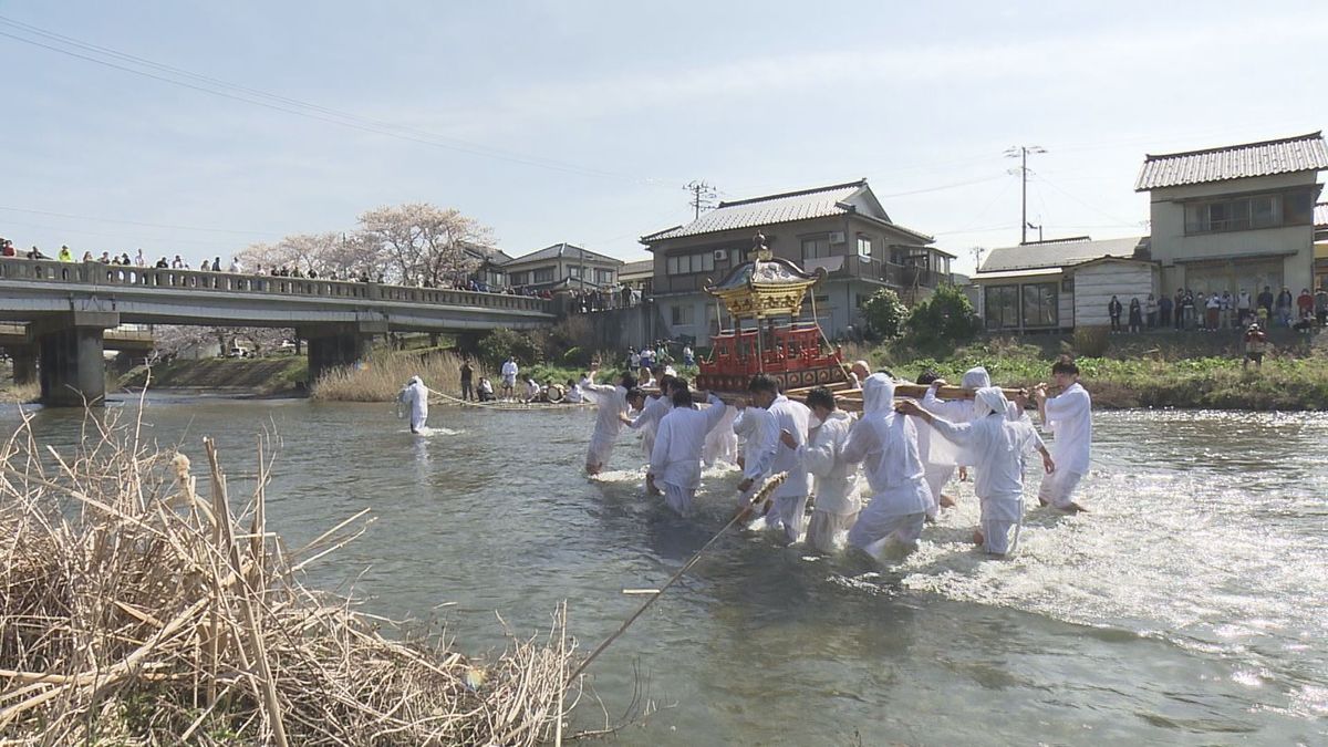 みこしを担いで集落を半日練り歩き、みこしを担いだまま川に入って豊漁を祈願する「みこし流し」