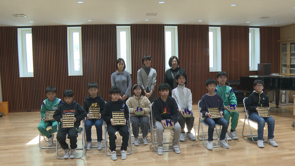 天童市で将棋駒贈呈式 職人が作った10セットの駒が児童の手に渡り伝統 