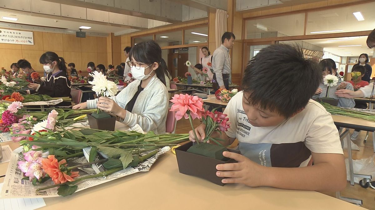 アルストロメリアにケイトウ　酒田市の小学生が地元で生産されている花々で生け花体験