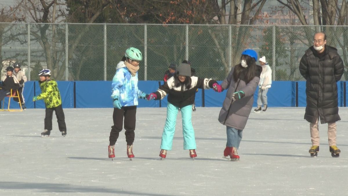 山形市で屋外スケート場オープン　中川アナが2年ぶり、今シーズンは初滑り