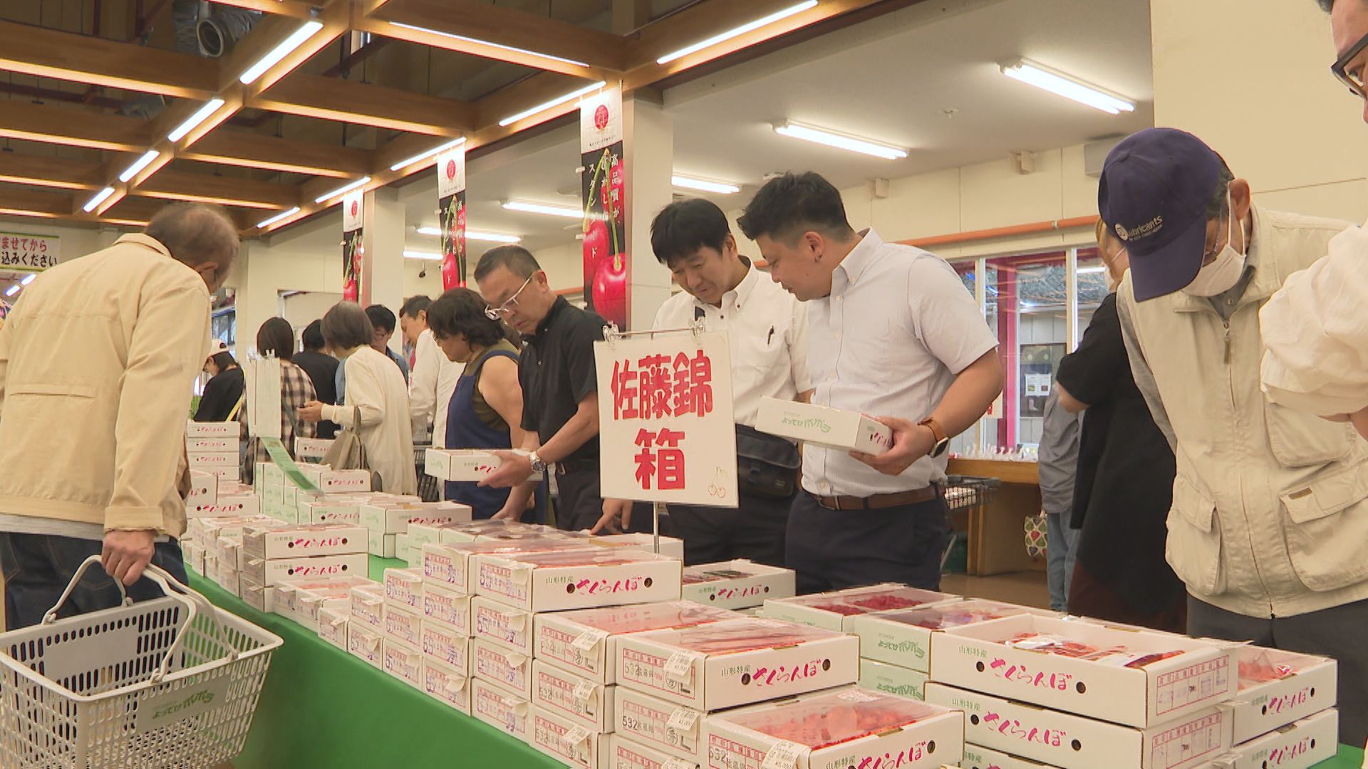 午前3時出発で来店も 旬の佐藤錦に行列 東根の産直にぎわう 10日ごろ