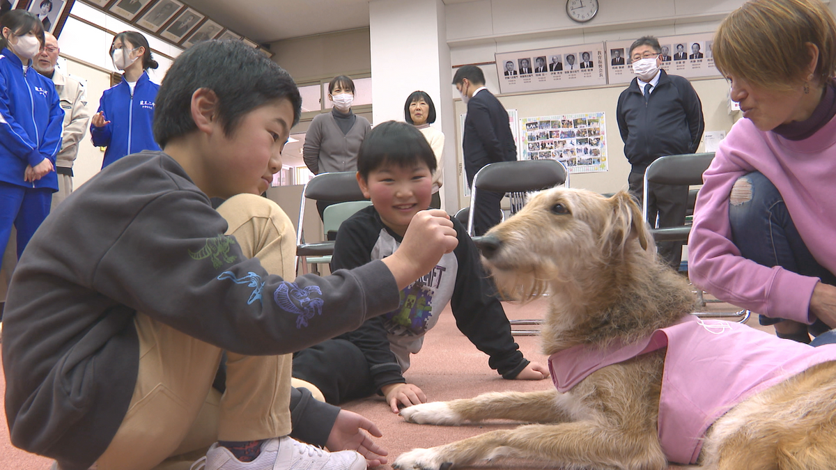 山形市内の小中学生がアニマルセラピーを初体験 触れ合いを通して
