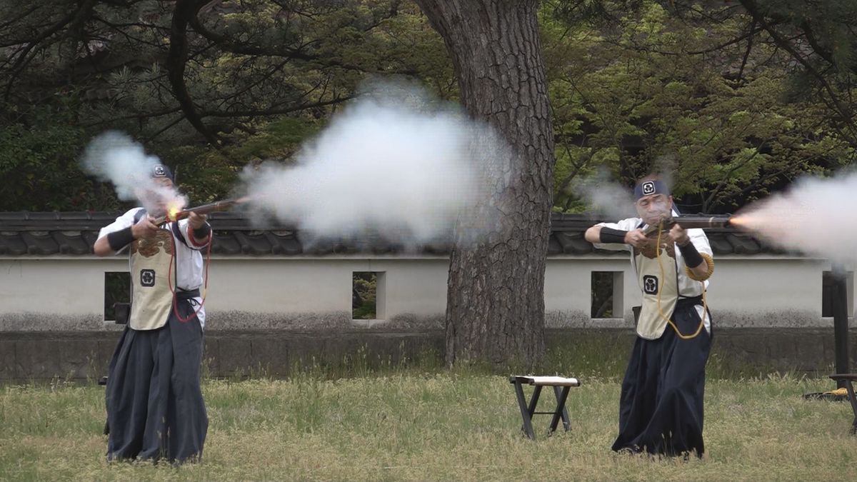 砲術隊の演舞や勇ましい武者姿の行列　酒田市で「松山まつり」　観光客でにぎわう