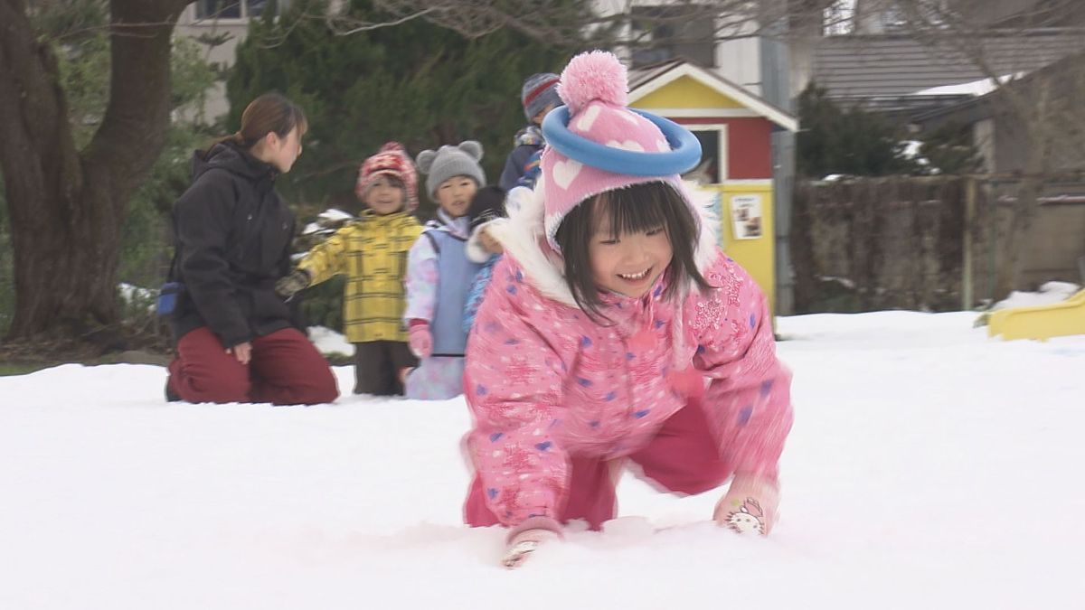 冬空の下　園児たちが大きな歓声　山形市の幼稚園で「雪上運動会」