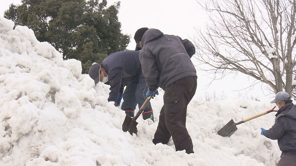 山形県内11日も寒波による大雪の影響続く　JRなど一部交通機関に乱れ　今回の大雪で〝落雪〟による事故2人死亡