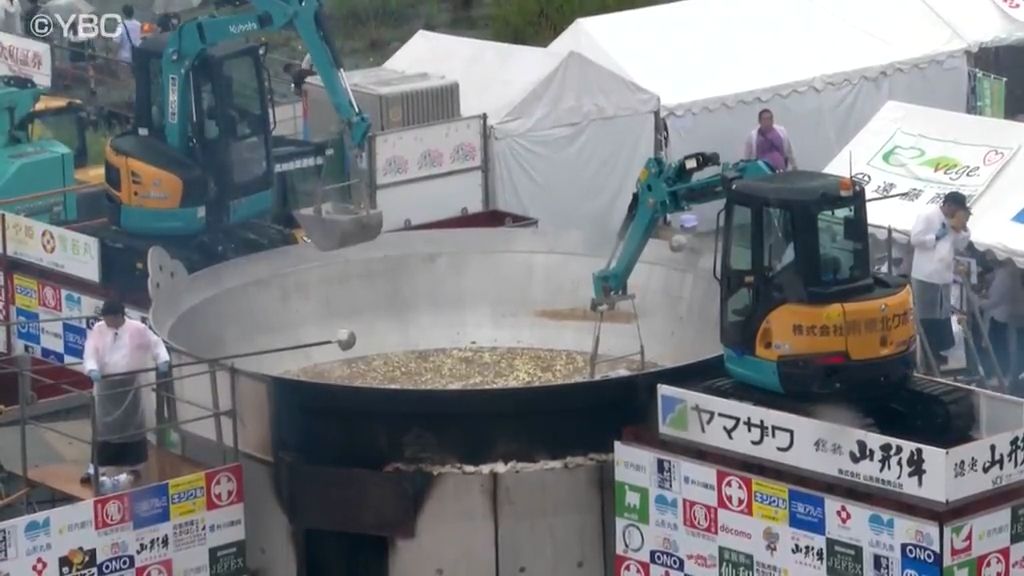 雷伴う雨の中、日本一の芋煮会フェス開催　びしょ濡れになって芋煮３万食を完食・山形　　