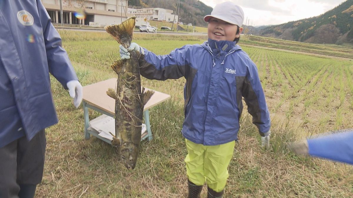 サケの養殖や調理法学ぶ　実際にサケをさばき「どんがら汁」で味わう　鶴岡市の小学生