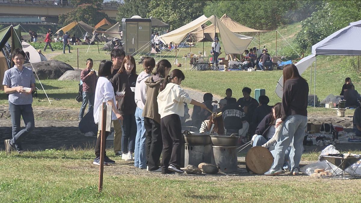 3連休最終日　山形の秋の風物詩「芋煮会」楽しむ人たちで山形市の河川敷にぎわう