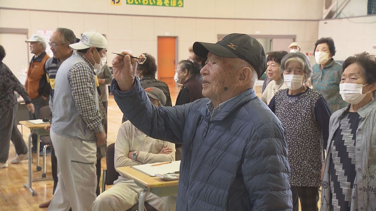 100歳の参加者も　尾花沢市でダーツ大会　高齢者が元気はつらつと得点重ねる