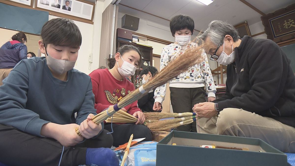 江戸時代から伝わる工芸品　庄内町の「槇島ほうき」づくり　子どもたちが挑戦