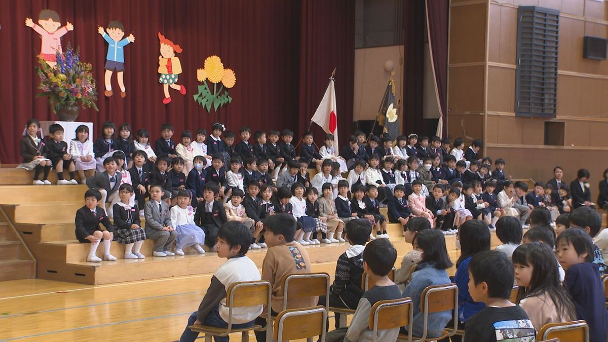 山形県内の小中学校で入学式がピーク　上山市の小学校では新採教諭が1年生の担任に