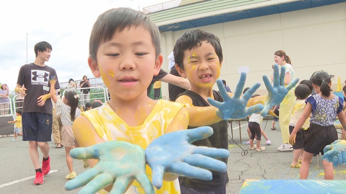 園児たちが絵の具まみれに　天童市の幼稚園で恒例の「フィンガーボディーペインティング」