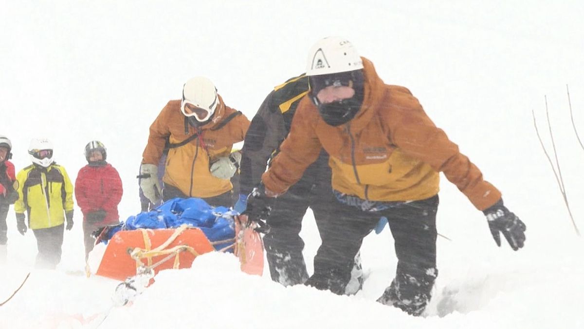 積雪が少なくとも雪崩に注意　寒河江市で山岳遭難救助訓練　急な天候の変化も