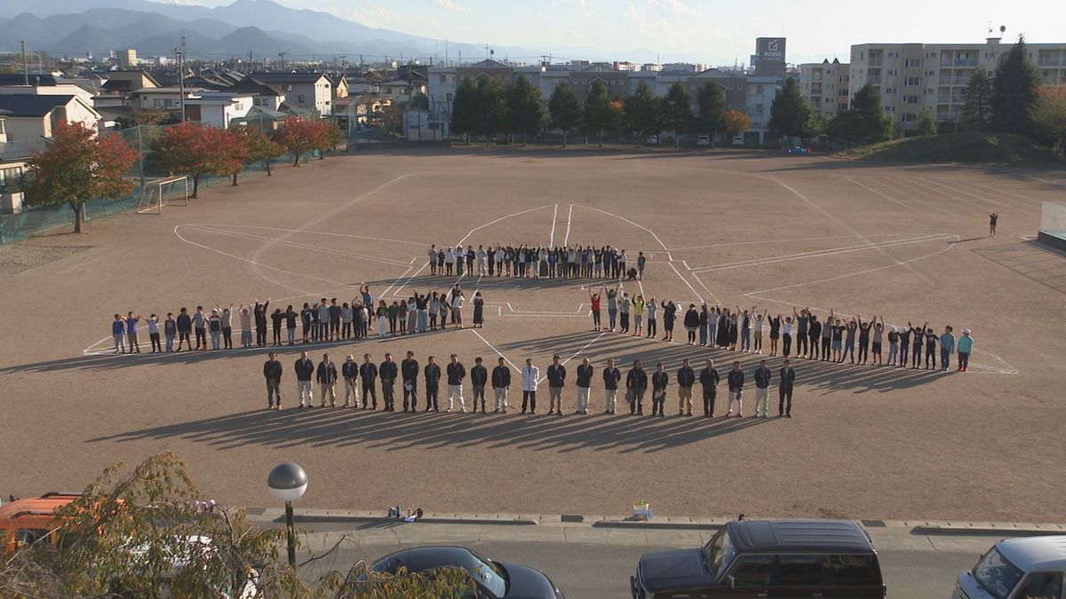 250倍の校章をグラウンドに　測量の道具使い天童市の小学生が巨大な地上絵描く