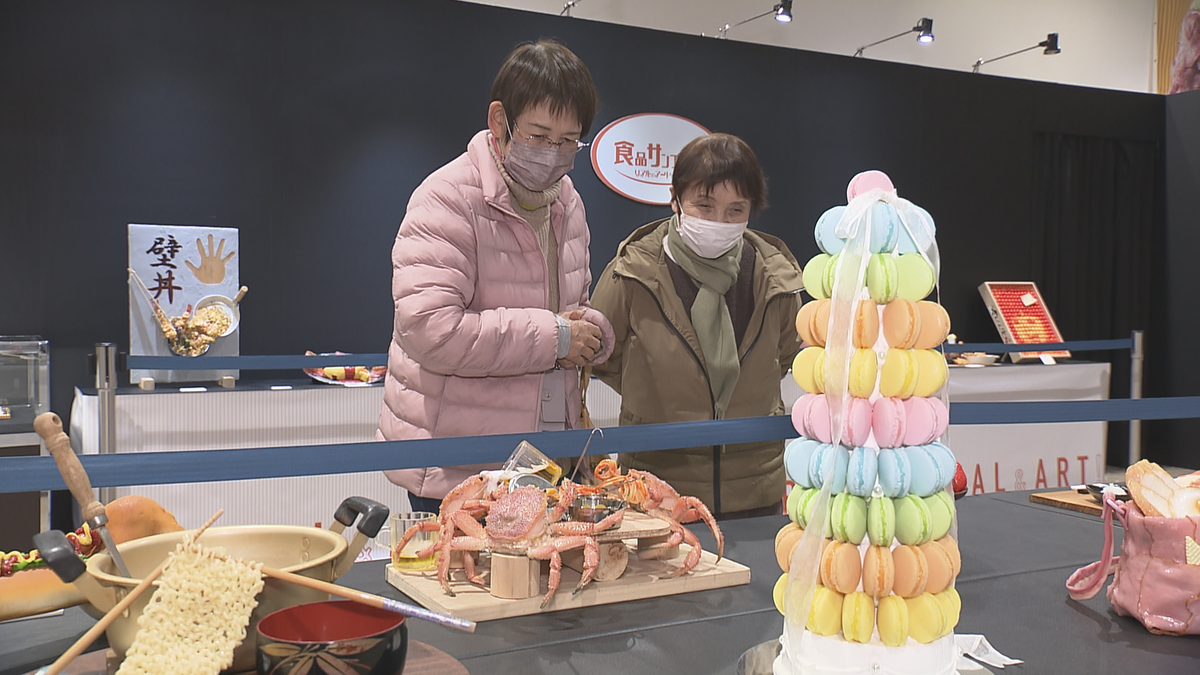 天童市で食品サンプル展開催 職人技と遊び心が生む「ピザの斜塔」や