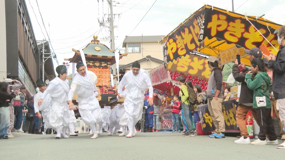 山形・山寺伝統の山王祭　男神が子ども神を追い立て走る「けんかみこし」勇壮に　