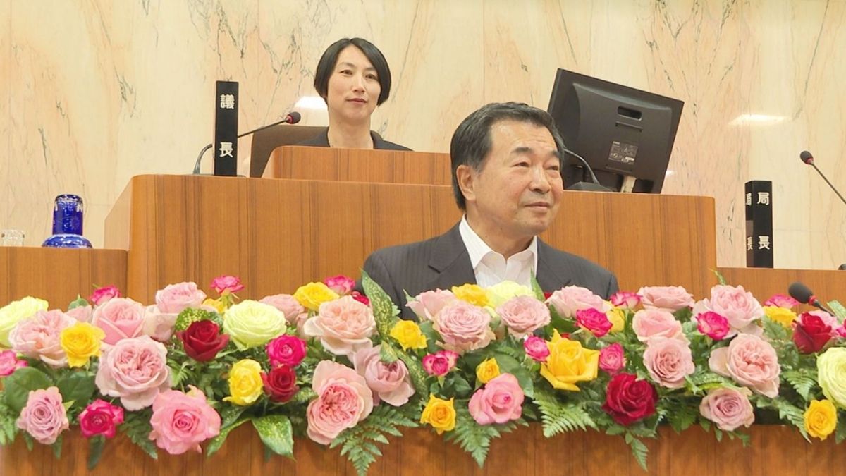 村山市議会が「バラ議会」開催　アレンジメントやコサージュで市の花をPR