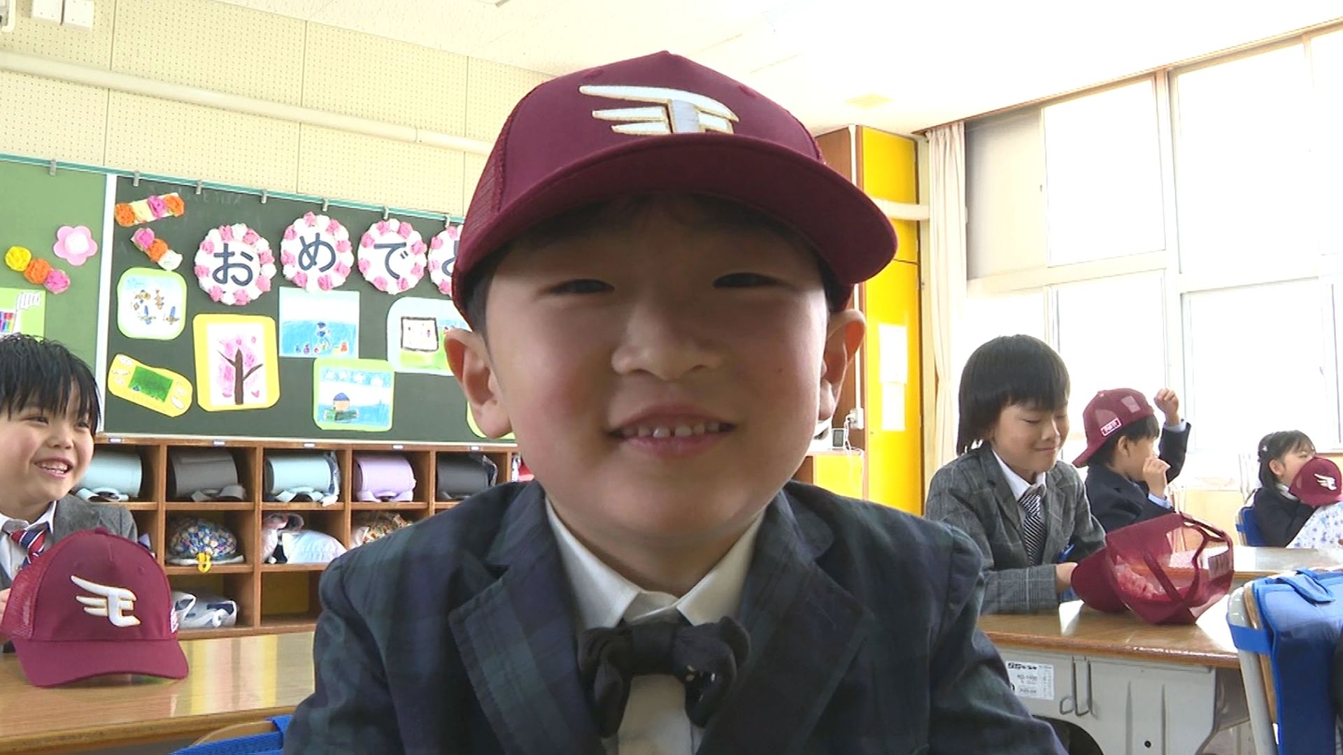 楽天イーグルスアンバサダーの銀次さんが中山町の小学生にチーム
