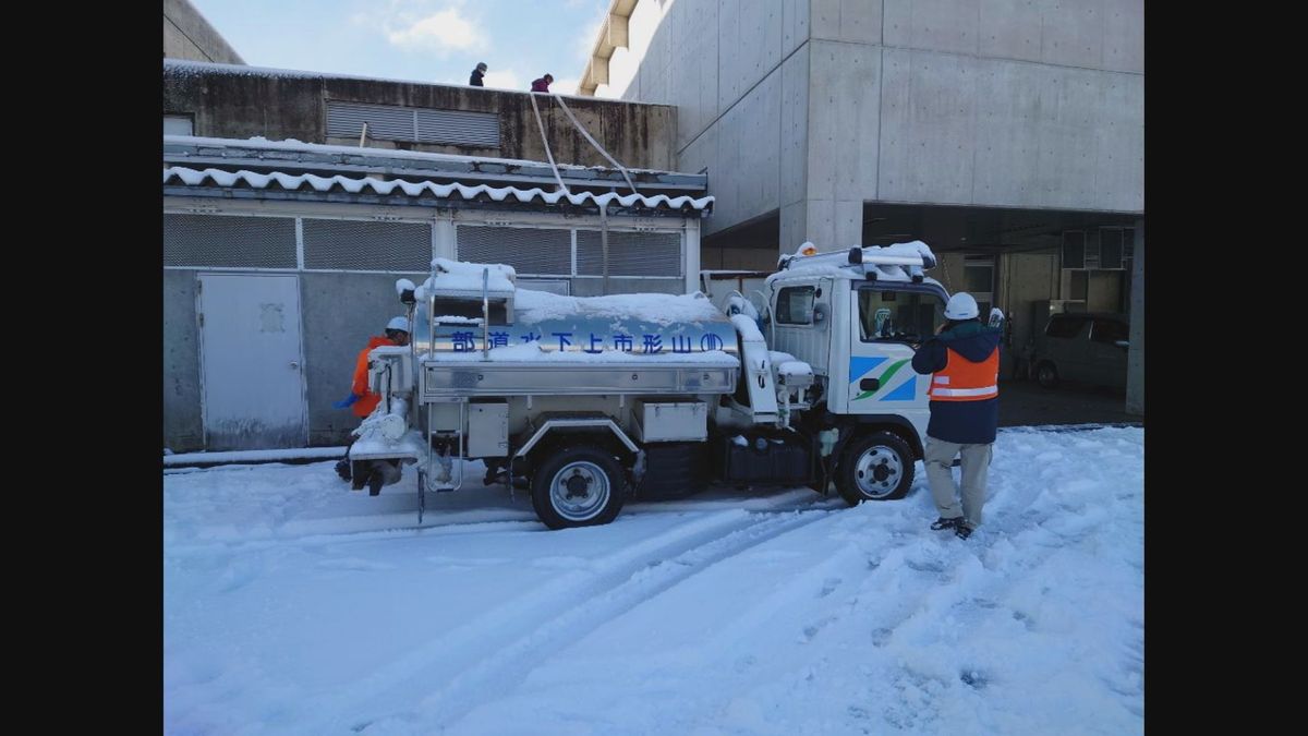 「水が早くほしい」断水続く石川県の被災地　山形市職員が給水活動　移動阻む道路状況