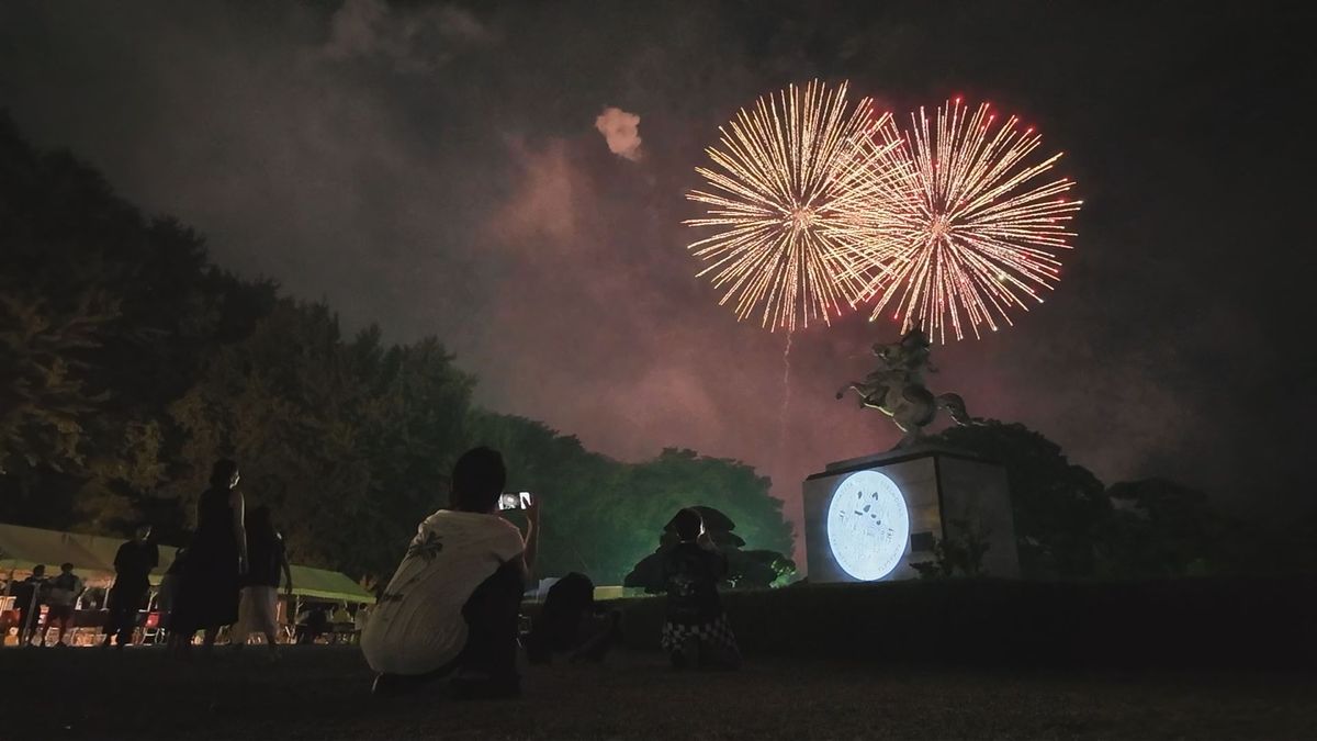 山形大花火大会　1万発の花火が夜空彩る　会場の霞城公園にはことしから観覧エリア新設