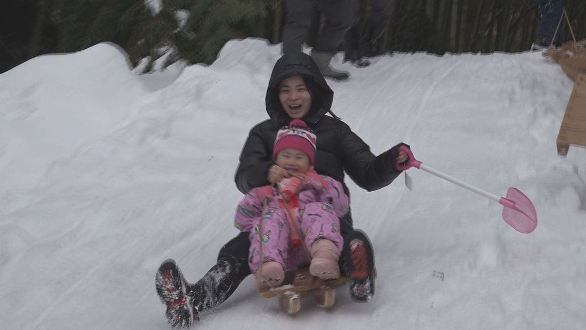 梨だんご作りや雪中田植え…山形・酒田市の旧家で小正月行事　子どもたちが体験